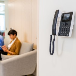 HP Poly Téléphone IP Poly Edge E100 compatible PoE | JDB-Info