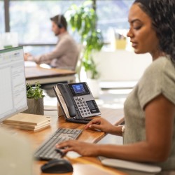 HP Poly Téléphone IP Poly Edge E450 compatible PoE | JDB-Info