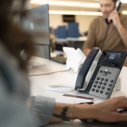 HP Poly Téléphone IP Poly Edge E320 compatible PoE | JDB-Info