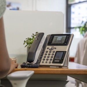 HP Poly Edge E400 IP Phone and PoE-enabled téléphone fixe N | JDB-Info